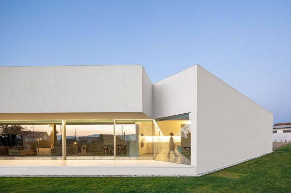 Минималистичный бетонный дом с внутренним двором Минималистичный бетонный дом с внутренним двором