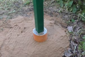 Деревянный забор на металлических столбах своими руками: пошаговая инструкция + фото