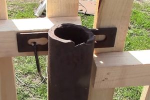 Деревянный забор на металлических столбах своими руками: пошаговая инструкция + фото