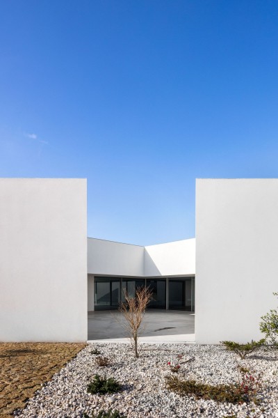 Минималистичный бетонный дом с внутренним двором Минималистичный бетонный дом с внутренним двором