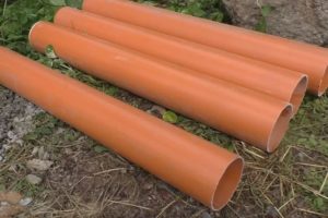 Деревянный забор на металлических столбах своими руками: пошаговая инструкция + фото