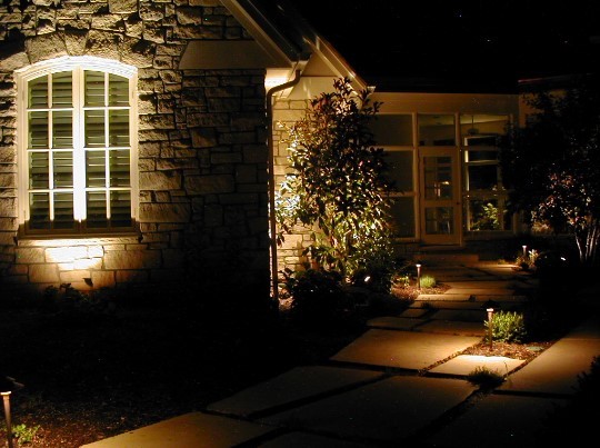 Как грамотно выполнить освещение на участке загородного дома