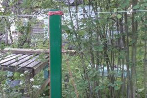 Деревянный забор на металлических столбах своими руками: пошаговая инструкция + фото