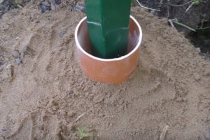 Деревянный забор на металлических столбах своими руками: пошаговая инструкция + фото