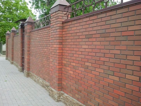 Во сколько обойдется кирпичный забор на участке: рассчитываем в рублях и кирпичах Во сколько обойдется кирпичный забор на участке: рассчитываем в рублях и кирпичах