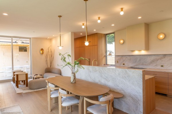 Дом с изогнутыми архитектурными элементами Дом с изогнутыми архитектурными элементами