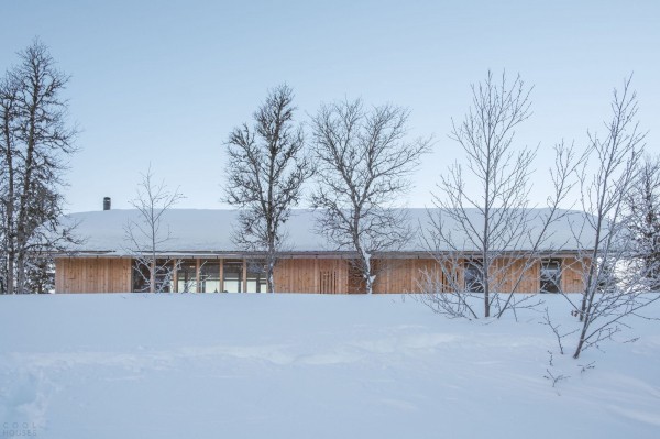 Скандинавская деревянная хижина в дикой природе Скандинавская деревянная хижина в дикой природе