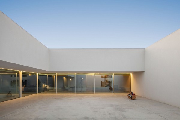 Минималистичный бетонный дом с внутренним двором Минималистичный бетонный дом с внутренним двором