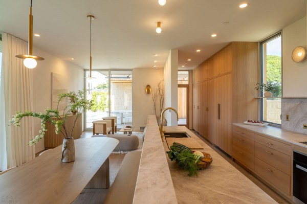 Дом с изогнутыми архитектурными элементами Дом с изогнутыми архитектурными элементами