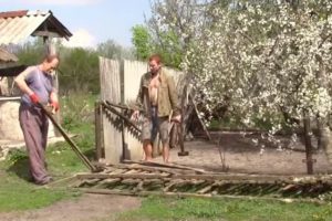 Деревянный забор на металлических столбах своими руками: пошаговая инструкция + фото