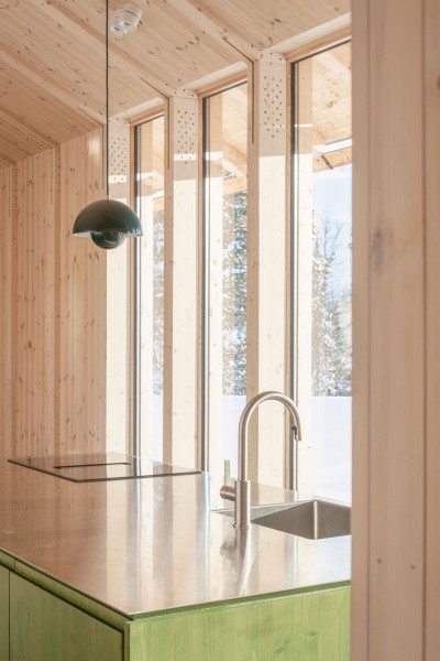 Скандинавская деревянная хижина в дикой природе Скандинавская деревянная хижина в дикой природе