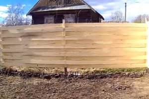 Деревянный забор на металлических столбах своими руками: пошаговая инструкция + фото