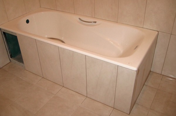 Как спрятать трубы в маленькой ванной без коробов: 6 способов