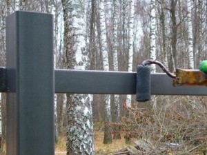 Как построить забор из профлиста своими руками: пошаговая инструкция и важные нюансы