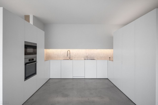 Минималистичный бетонный дом с внутренним двором Минималистичный бетонный дом с внутренним двором