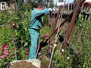 Как построить забор из профлиста своими руками: пошаговая инструкция и важные нюансы