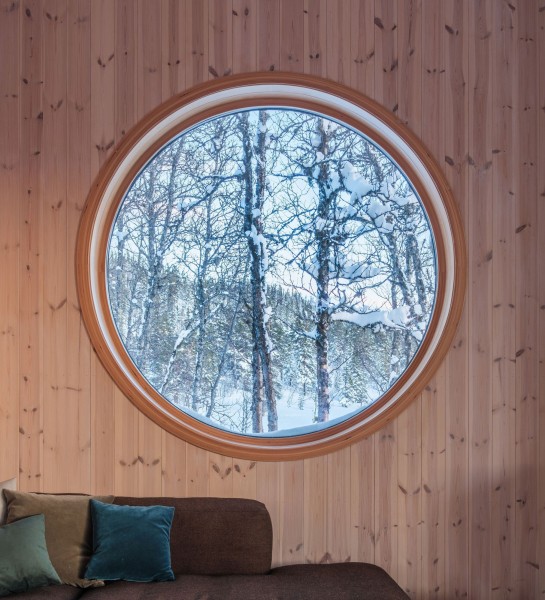 Скандинавская деревянная хижина в дикой природе Скандинавская деревянная хижина в дикой природе