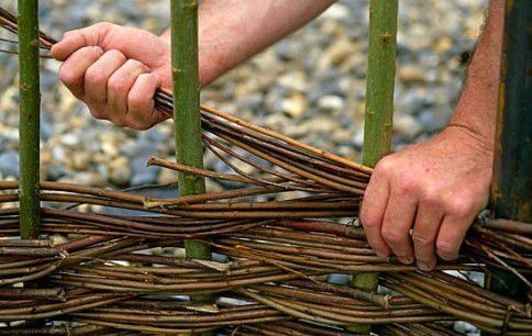 Плетеный забор своими руками: делаем из досок и веток с пошаговой инструкцией