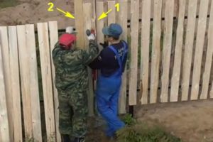 Деревянный забор на металлических столбах своими руками: пошаговая инструкция + фото