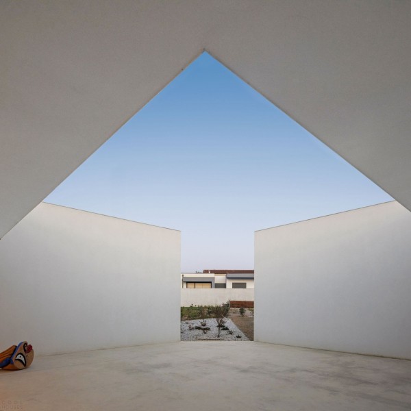 Минималистичный бетонный дом с внутренним двором Минималистичный бетонный дом с внутренним двором