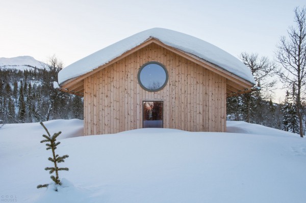 Скандинавская деревянная хижина в дикой природе Скандинавская деревянная хижина в дикой природе
