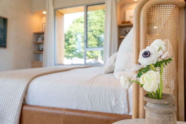 Дом с изогнутыми архитектурными элементами Дом с изогнутыми архитектурными элементами