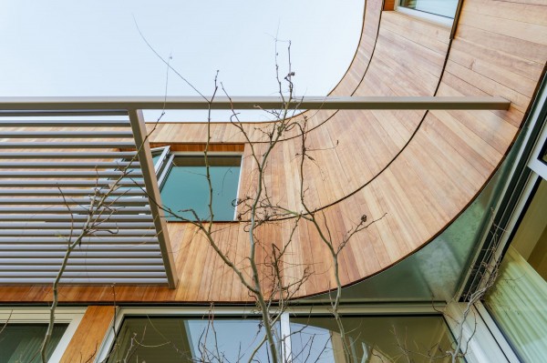 Дом с изогнутыми архитектурными элементами Дом с изогнутыми архитектурными элементами