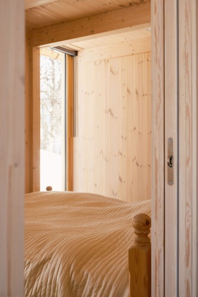 Скандинавская деревянная хижина в дикой природе Скандинавская деревянная хижина в дикой природе