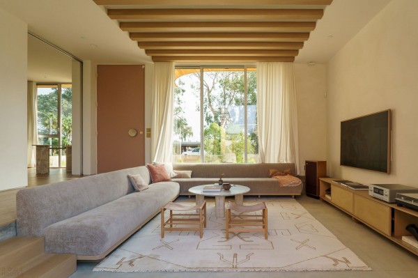 Дом с изогнутыми архитектурными элементами Дом с изогнутыми архитектурными элементами