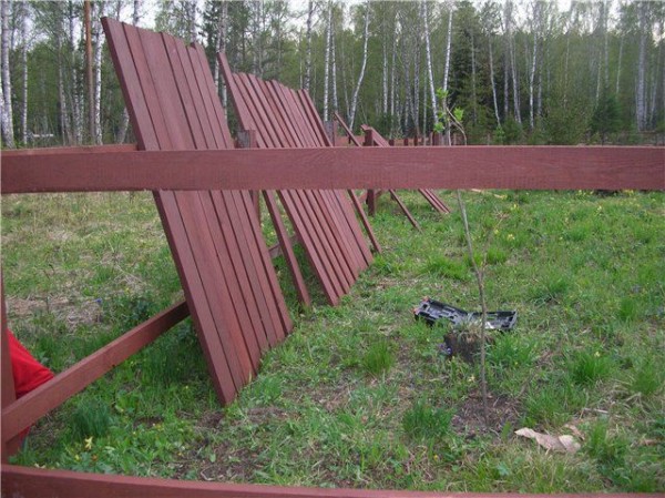Деревянный забор своими руками: пошаговая инструкция Деревянный забор своими руками: пошаговая инструкция