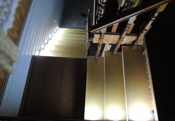 Подсветка лестницы: варианты подсветки на ступенях с датчиком движения