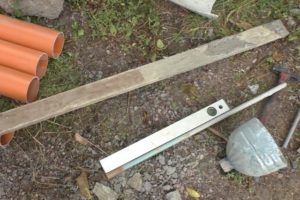 Деревянный забор на металлических столбах своими руками: пошаговая инструкция + фото