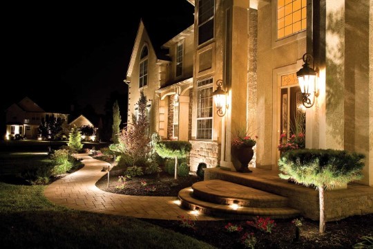 Как грамотно выполнить освещение на участке загородного дома