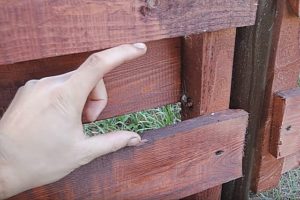 Деревянный забор на металлических столбах своими руками: пошаговая инструкция + фото