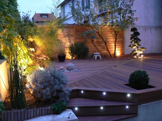 Как грамотно выполнить освещение на участке загородного дома