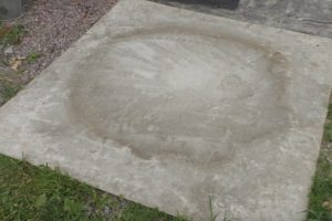 Деревянный забор на металлических столбах своими руками: пошаговая инструкция + фото