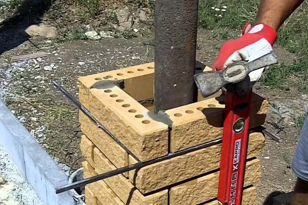 Во сколько обойдется кирпичный забор на участке: рассчитываем в рублях и кирпичах Во сколько обойдется кирпичный забор на участке: рассчитываем в рублях и кирпичах