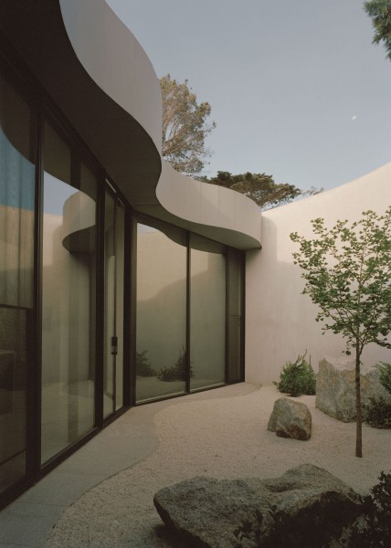 Элегантная резиденция с волнистыми фасадами Элегантная резиденция с волнистыми фасадами