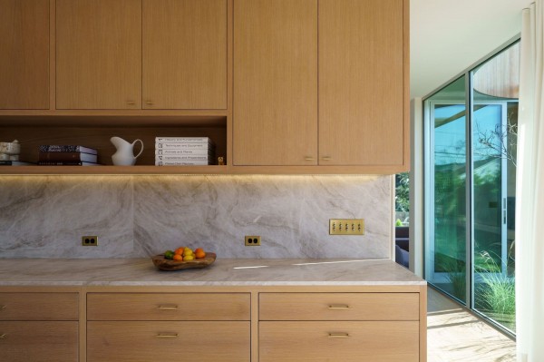 Дом с изогнутыми архитектурными элементами Дом с изогнутыми архитектурными элементами