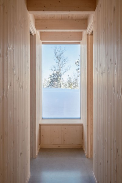 Скандинавская деревянная хижина в дикой природе Скандинавская деревянная хижина в дикой природе