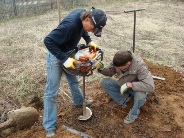Забор из волнового шифера своими руками: пошаговая инструкция