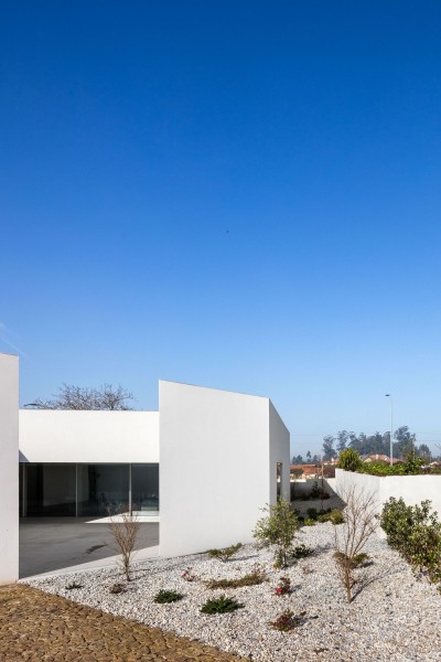 Минималистичный бетонный дом с внутренним двором Минималистичный бетонный дом с внутренним двором