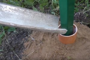 Деревянный забор на металлических столбах своими руками: пошаговая инструкция + фото