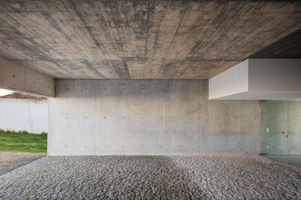 Минималистичный бетонный дом с внутренним двором Минималистичный бетонный дом с внутренним двором