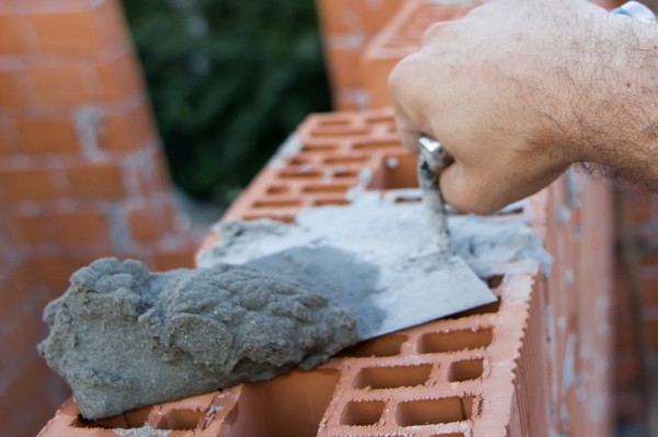 Столбы и забор из кирпича своими руками: пошаговая инструкция