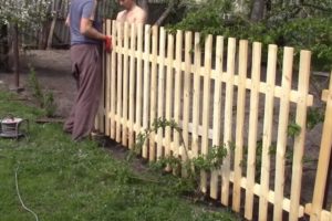 Деревянный забор на металлических столбах своими руками: пошаговая инструкция + фото