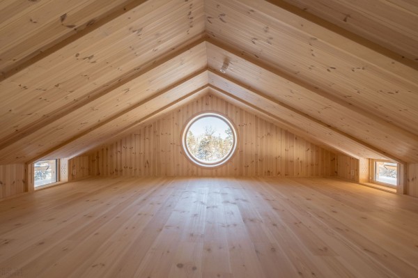 Скандинавская деревянная хижина в дикой природе Скандинавская деревянная хижина в дикой природе