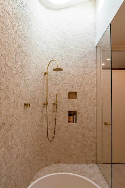 Дом с изогнутыми архитектурными элементами Дом с изогнутыми архитектурными элементами