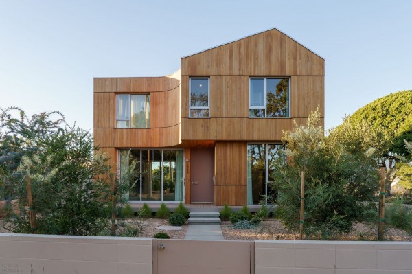 Дом с изогнутыми архитектурными элементами Дом с изогнутыми архитектурными элементами