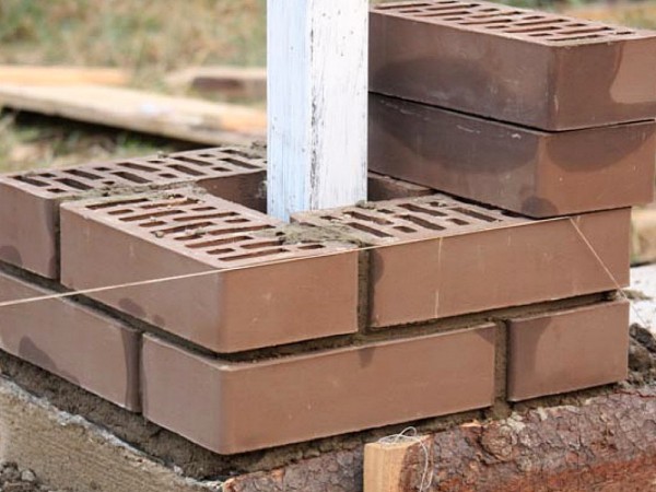 Во сколько обойдется кирпичный забор на участке: рассчитываем в рублях и кирпичах Во сколько обойдется кирпичный забор на участке: рассчитываем в рублях и кирпичах